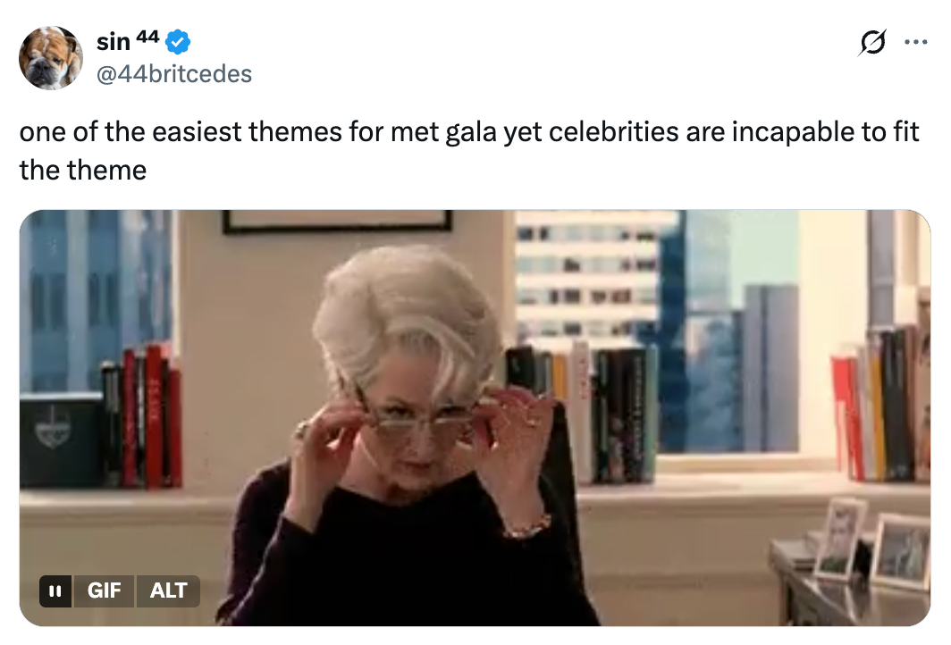 Meme seseorang di kantor sedang menyesuaikan kacamatanya dengan keterangan tentang selebriti yang melewatkan tema Met Gala