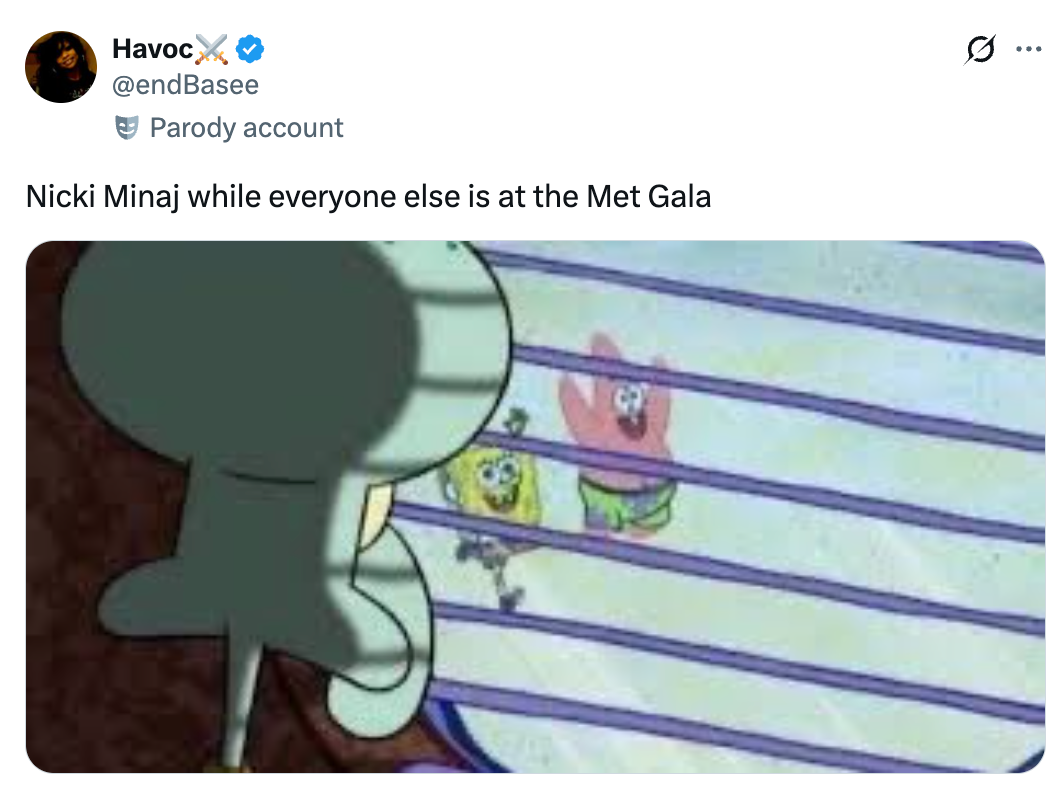 Karakter kartun Squidward melihat ke luar jendela, mengamati SpongeBob dan Patrick dengan gembira di luar. Tweet caption lelucon tentang Nicki Minaj merindukan Met Gala