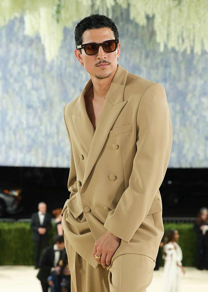Person successful  a loose, double-breasted suit   with sunglasses connected  a ceremonial  lawsuit   carpet