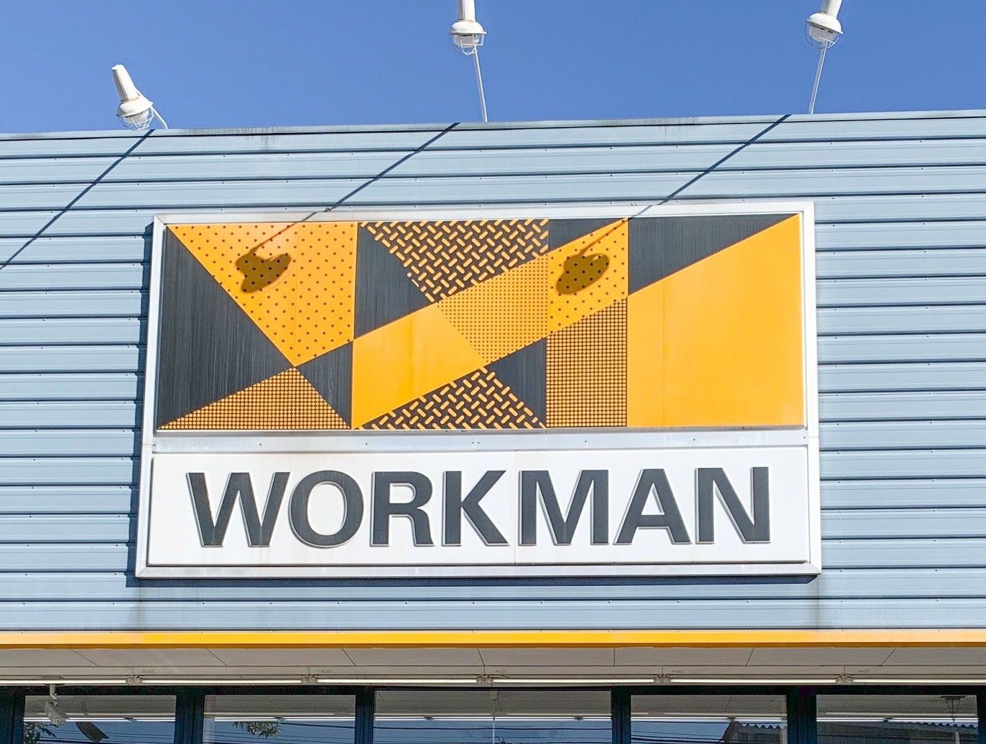 建物の外壁にある「WORKMAN」のロゴ看板。