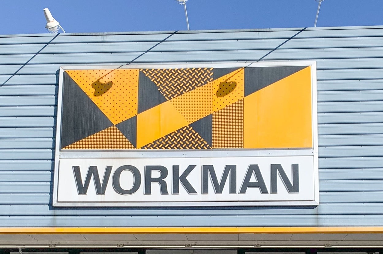 建物の外壁にある「WORKMAN」のロゴ看板。