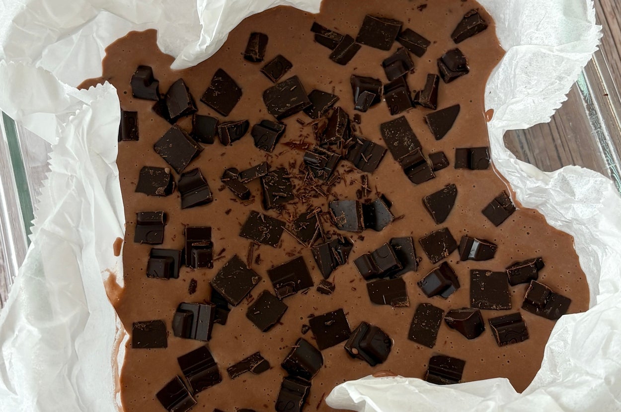 ガラス皿にチョコレート生地が入っており、刻んだチョコレートがトッピングされています。