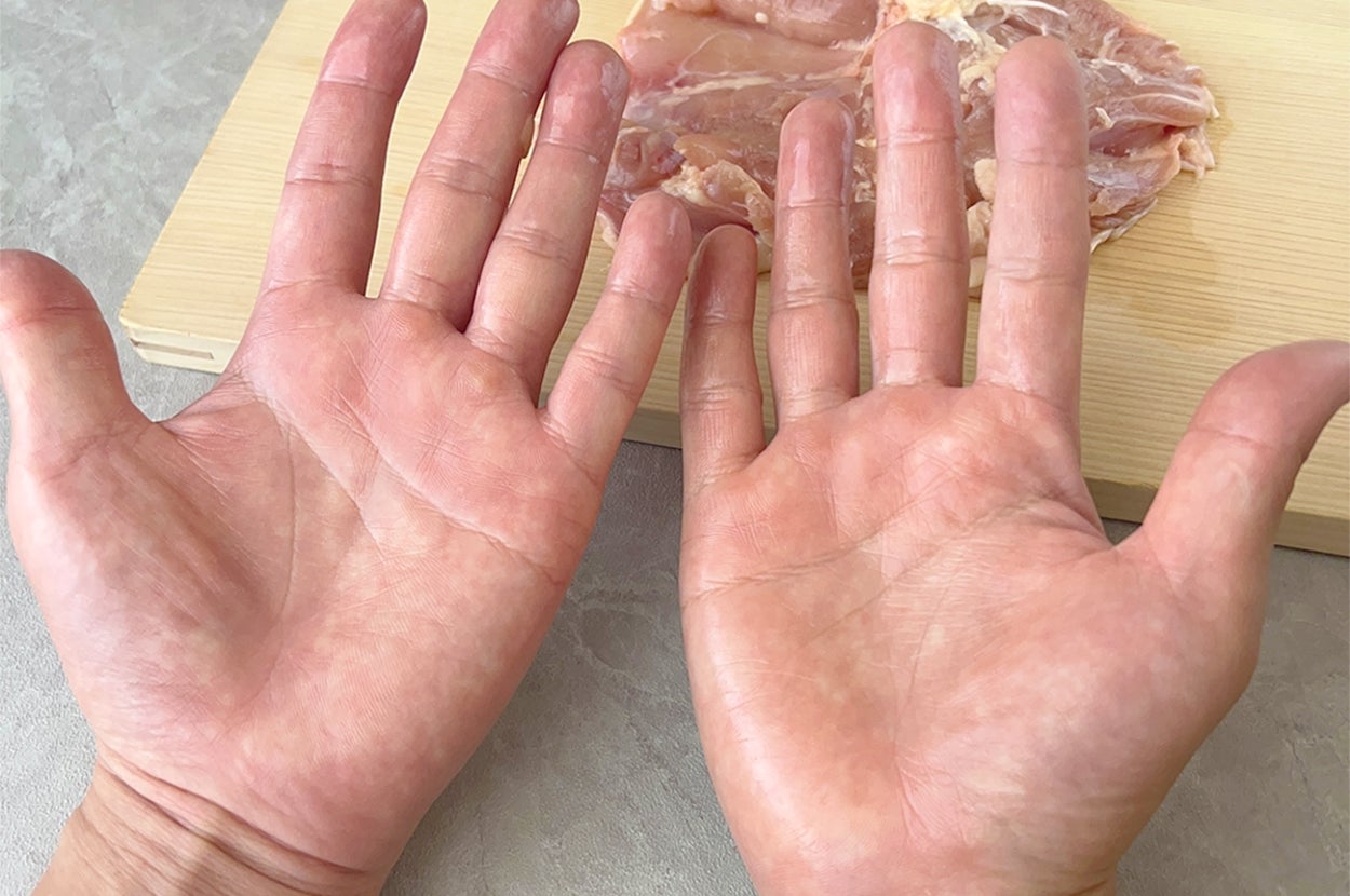 両手が開かれており、まな板の上に生肉の切り身があります。