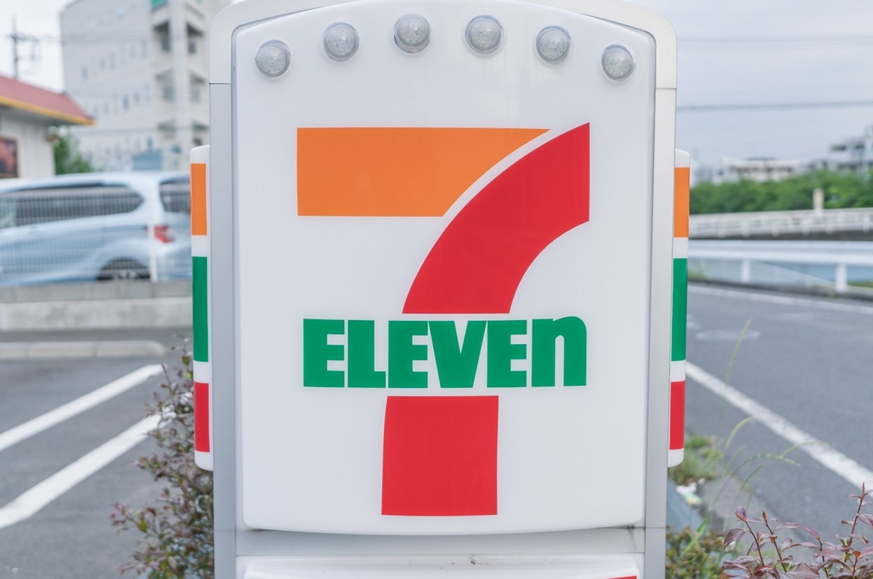 セブンイレブンの店舗看板。駐車場に設置されている。