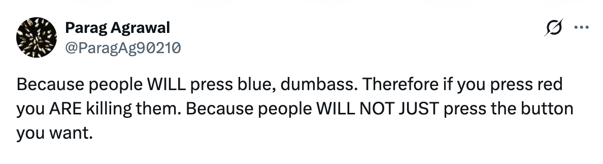 Tweet som diskuterer konsekvensene av å trykke på en knapp, med vekt på potensiell skade ved å trykke på rødt