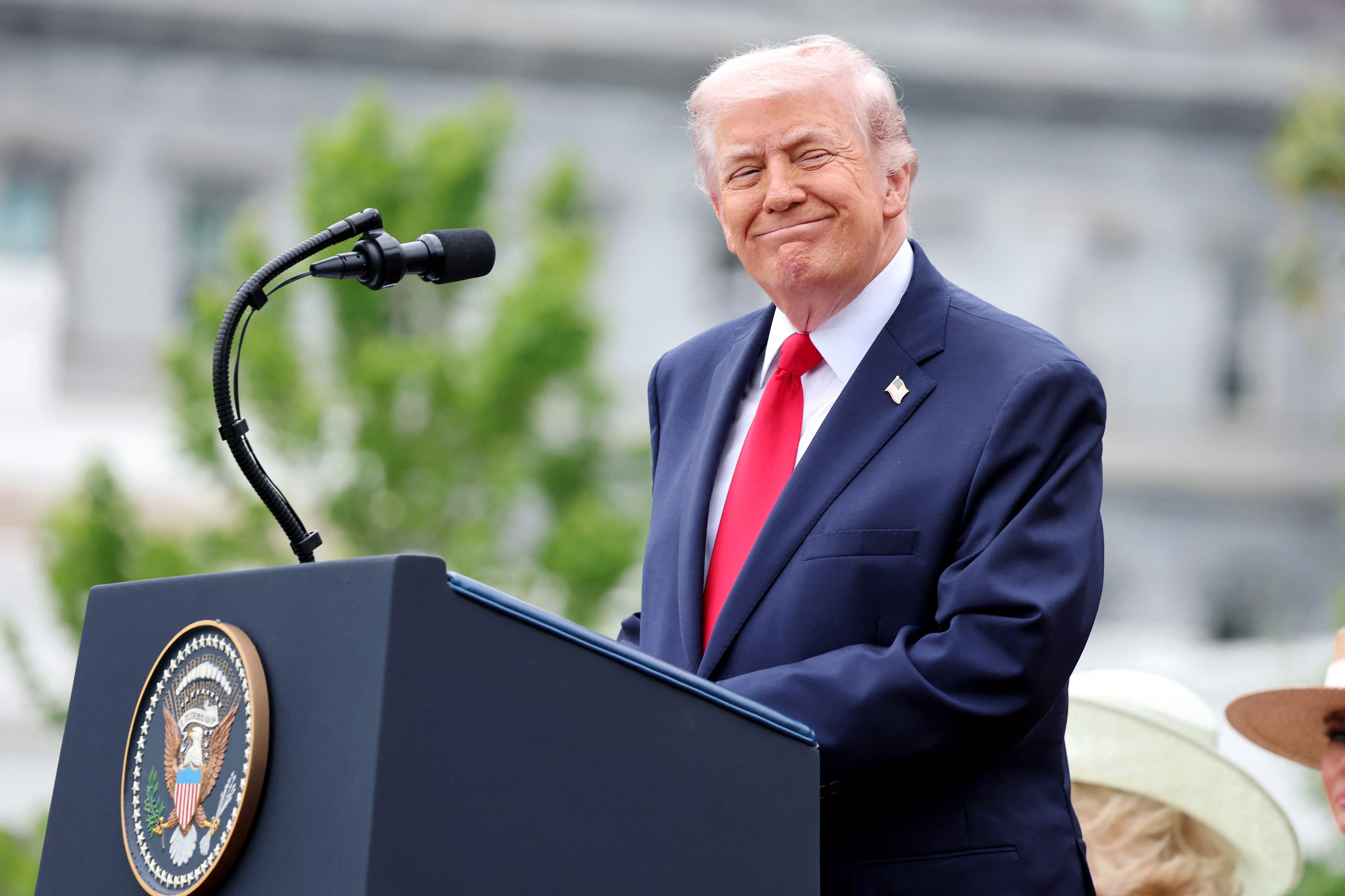 チャールズ国王夫妻を前に演説するドナルド・トランプ大統領（＝2026年4月28日撮影）/ Chris Jackson / AFP＝時事