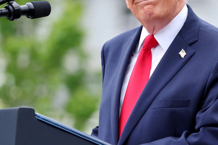 チャールズ国王夫妻を前に演説するドナルド・トランプ大統領（＝2026年4月28日撮影）/ Chris Jackson / AFP＝時事