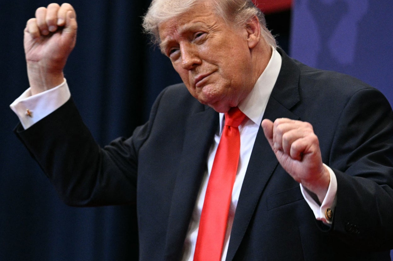 米フロリダ州での演説後、お決まりのダンスを披露するドナルド・トランプ大統領（＝2026年5月1日撮影）/ Jim WATSON / AFP＝時事