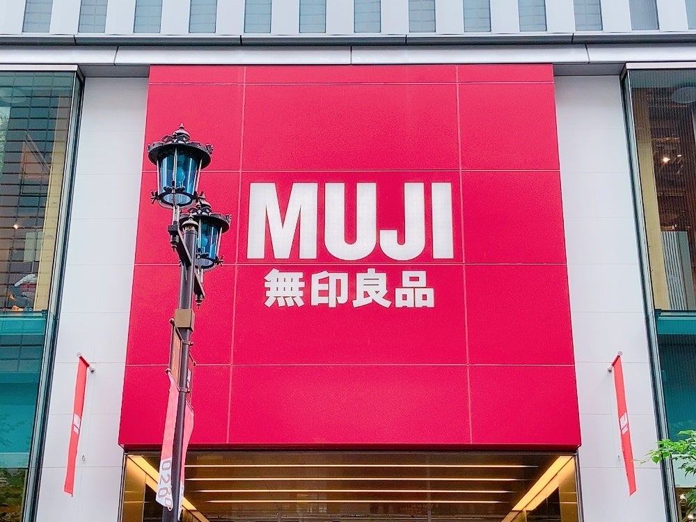 無印良品の店舗正面、外部看板に「MUJI 無印良品」と書かれている。