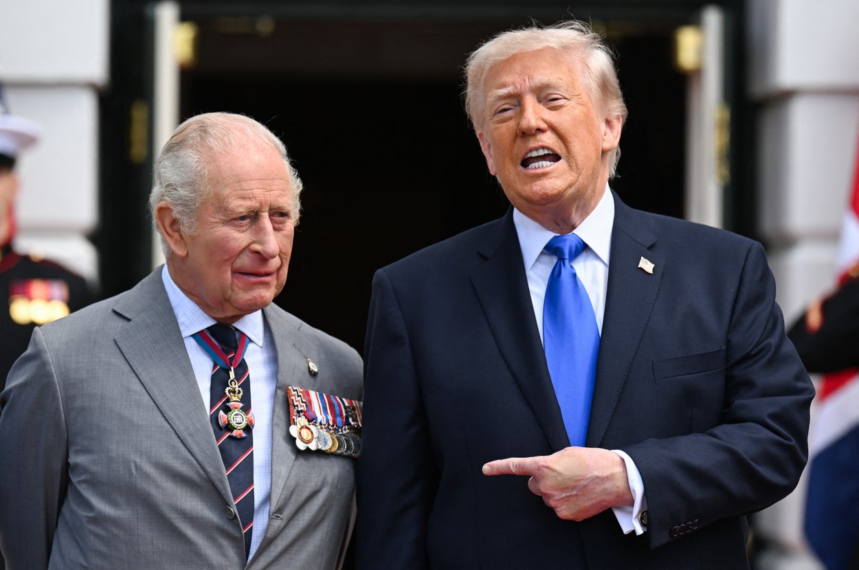 イギリスのチャールズ国王とアメリカのドナルド・トランプ大統領（＝2026年4月30日撮影）/ Samir HUSSEIN / AFP＝時事
