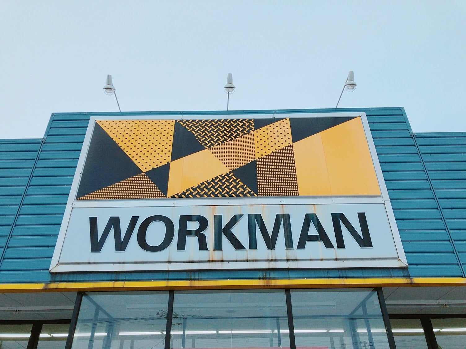 ワークマン店舗の外観。シンプルなデザインで看板に「WORKMAN」と書かれている。