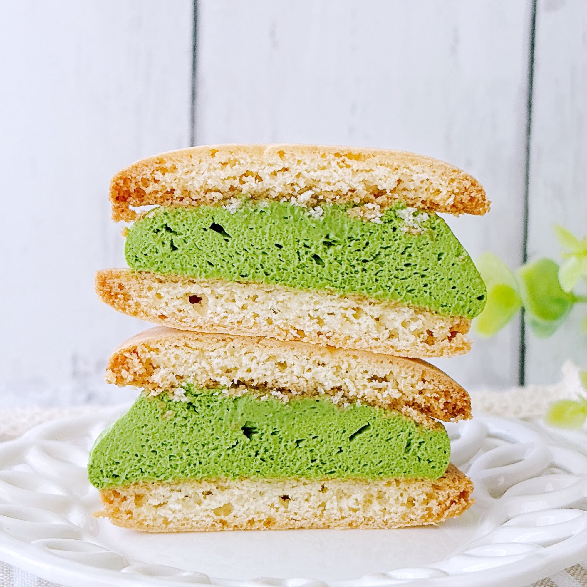 ローソンの「Uchi Café×森半 濃い抹茶しっとりビスケットサンド」断面のクローズアップ。