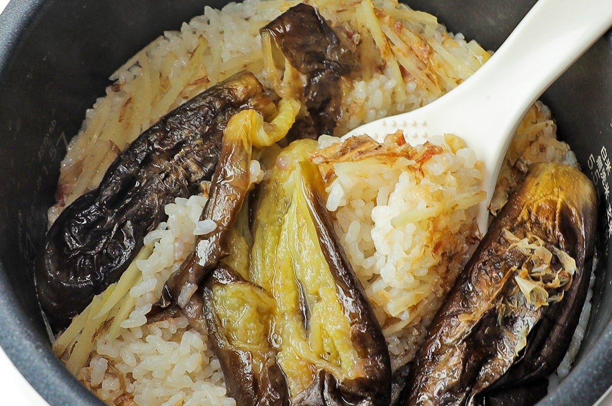 炊飯器内の茄子ご飯。茄子とご飯が混ざって調理されている。