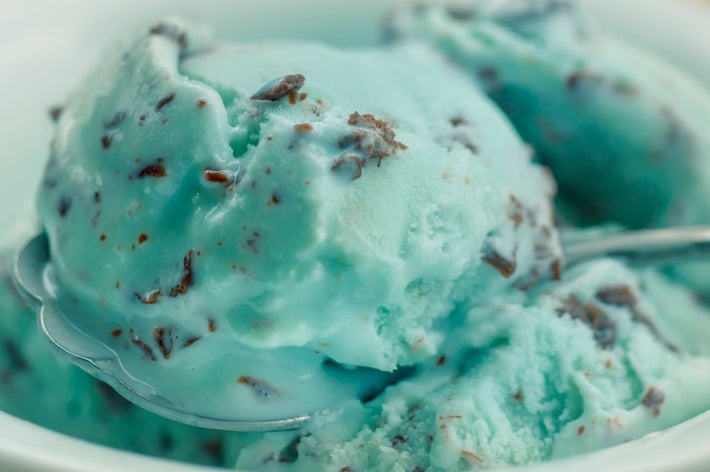 チョコチップ入りのミントアイスクリームが皿に盛られ、スプーンが添えられている様子