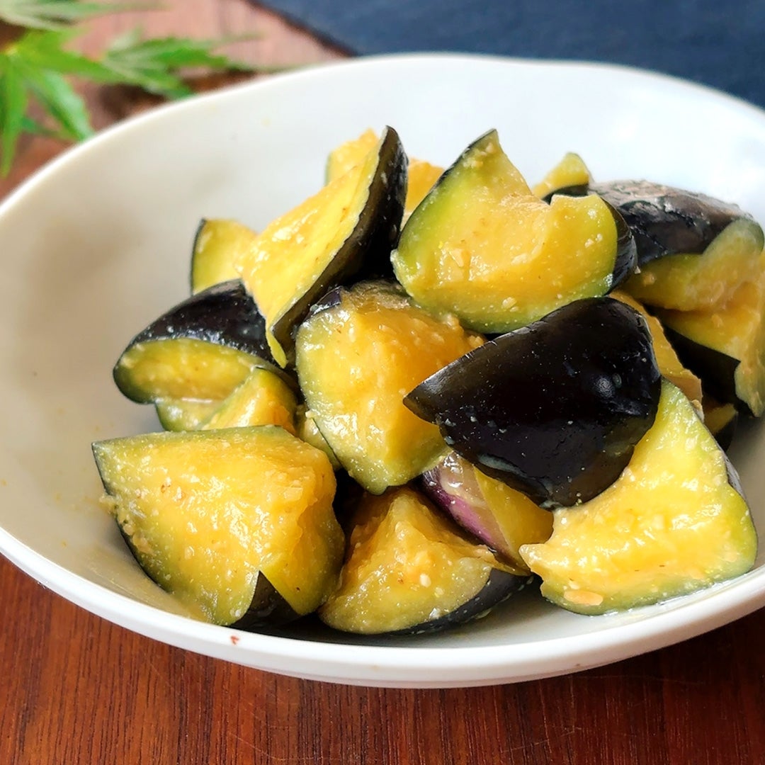白い皿に盛り付けられたナスの和え物のアップ。食欲をそそる見た目。