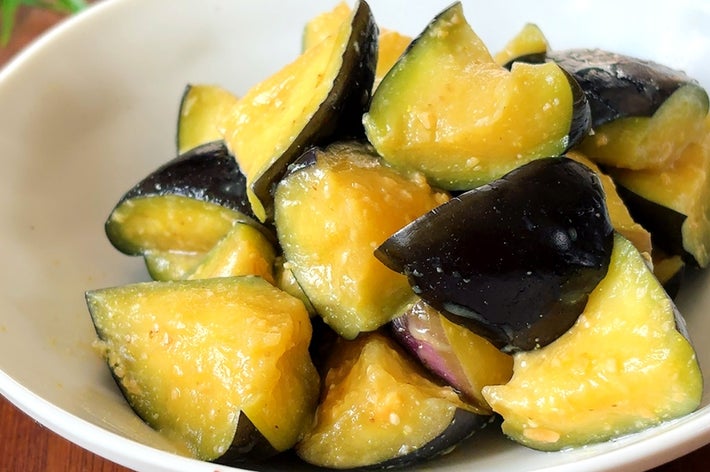 白い皿に盛り付けられたナスの和え物のアップ。食欲をそそる見た目。