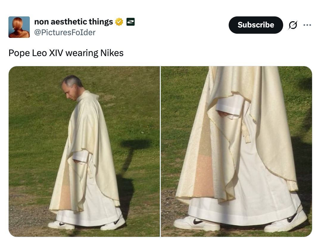 Mann i kappe som går utendørs, iført Nike-joggesko