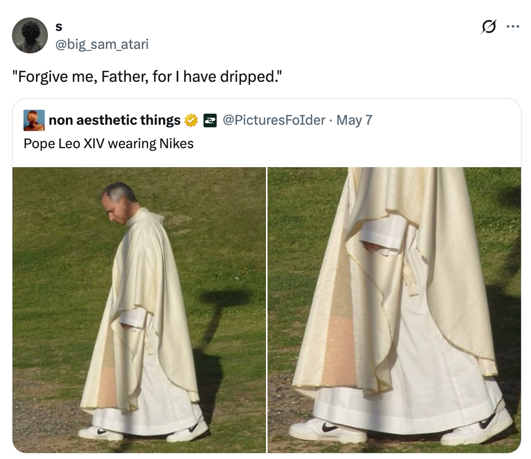 En mann i religiøst antrekk har på seg Nike-joggesko og går utendørs på et gressområde