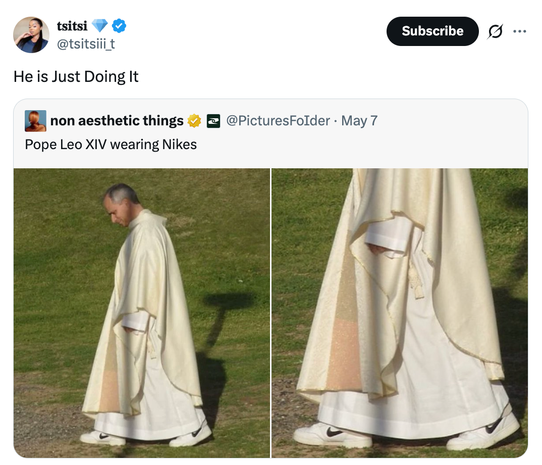 En person kledd i tradisjonell pavelig antrekk med Nike-joggesko, som fremkaller en sammenstilling av historiske og moderne stiler. Bildeteksten lyder: