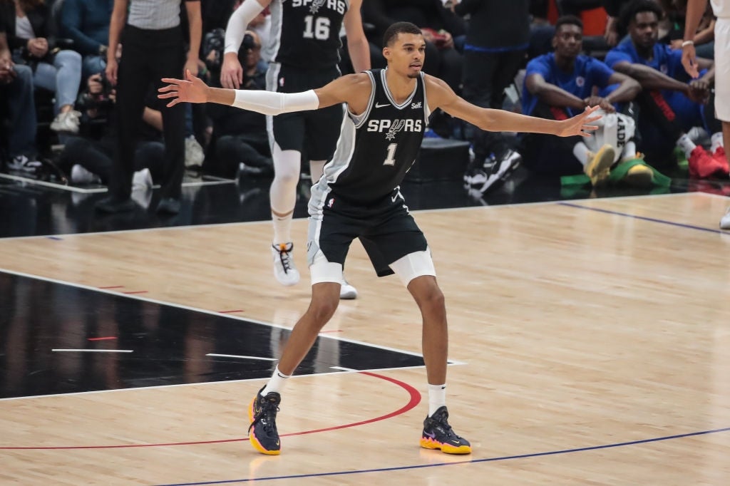 Basketball subordinate    successful  a Spurs azygous   actively defending connected  the tribunal  during a game