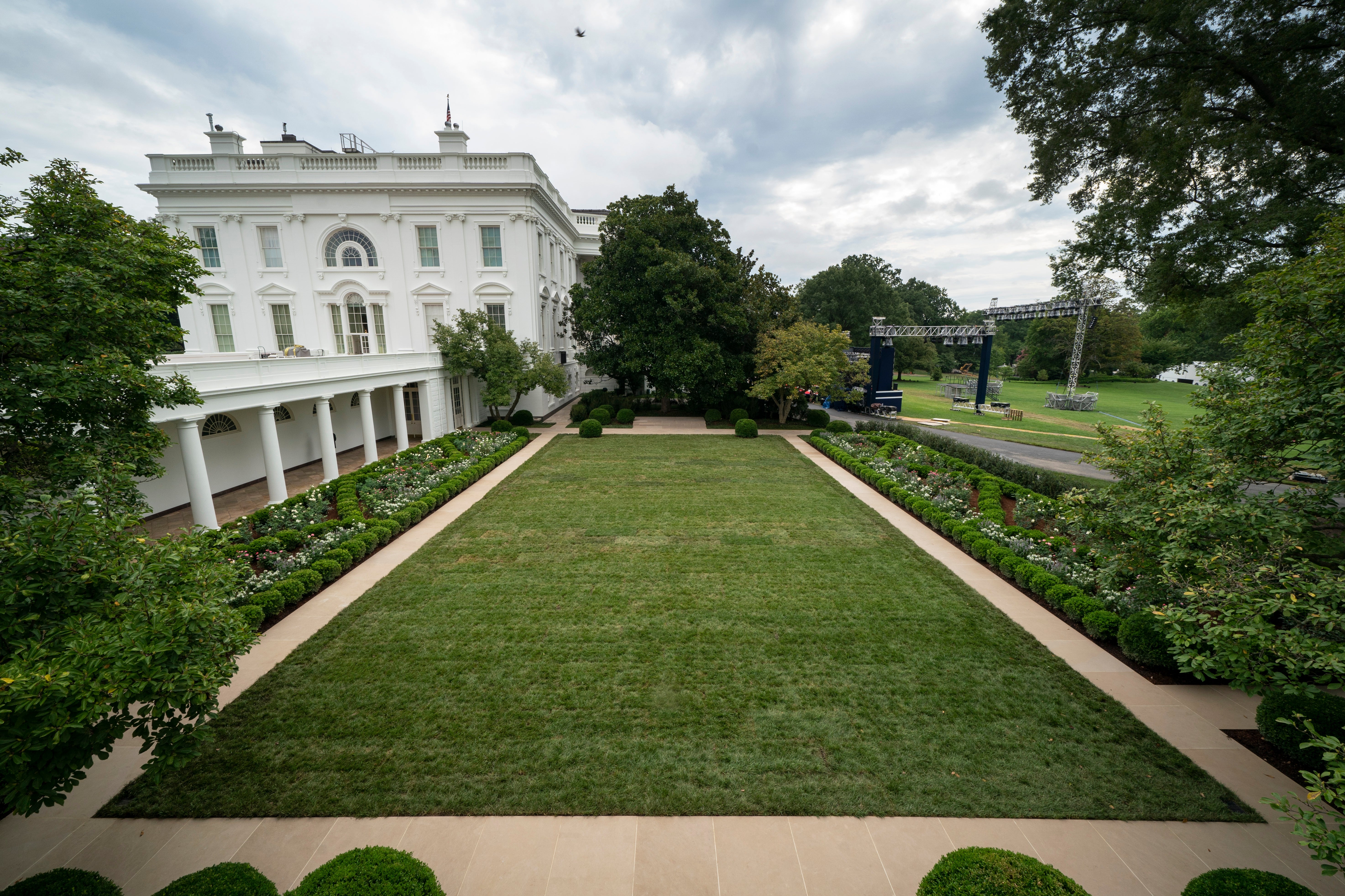 Bildet viser South Lawn i Det hvite hus, med et pent vedlikeholdt gressområde og omkringliggende trær