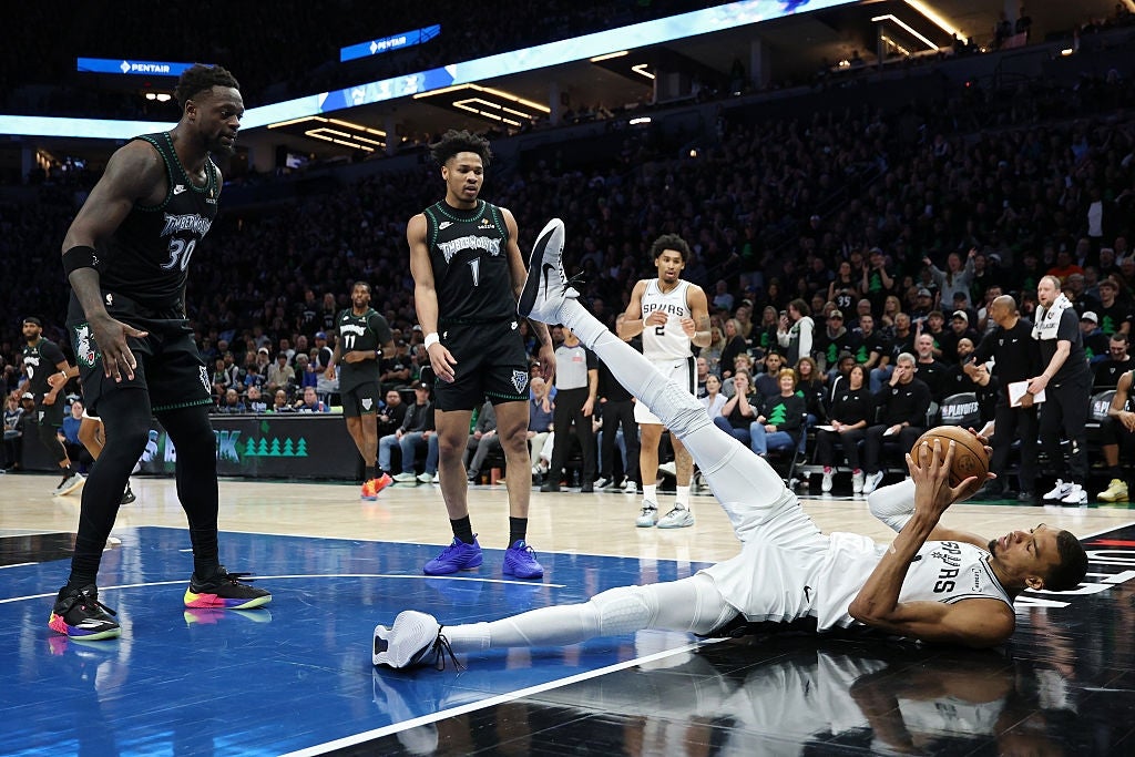 Basketball subordinate    successful  achromatic  azygous   connected  the level  holding the ball, surrounded by opposing squad  players during an aggravated  crippled  moment