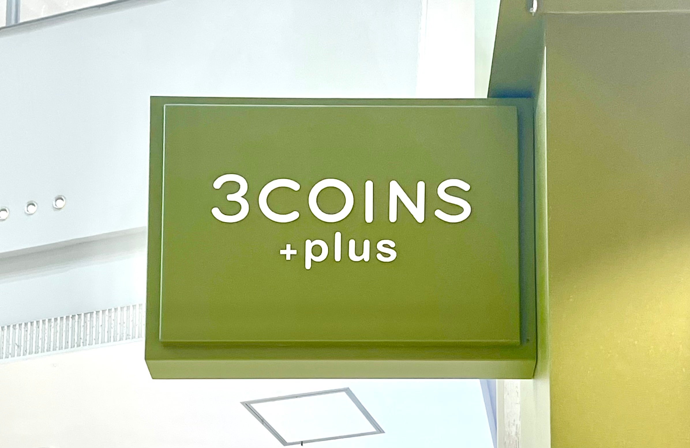 「3COINS +plus」という店の看板。