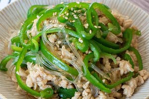 ピーマンと春雨の中華そぼろ炒めが皿に盛られている。