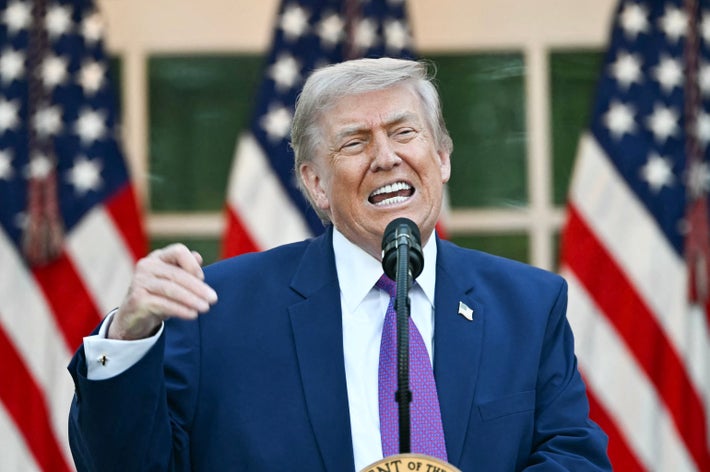 ホワイトハウスの夕食会で演説するドナルド・トランプ米大統領（＝2026年5月11日撮影）/ Kent NISHIMURA / AFP＝時事