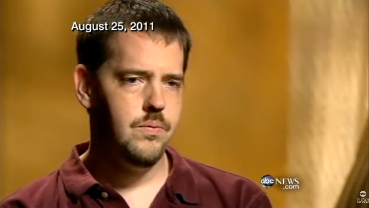 En mann i et studiointervju, virker gjennomtenkt. Datoen "25. august 2011" vises øverst. ABC News-logo i hjørnet
