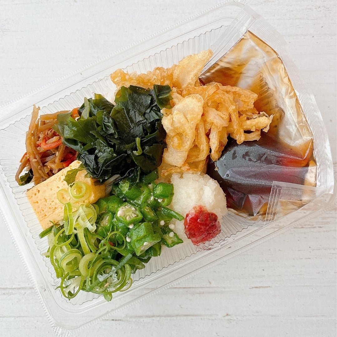 丸亀製麺の「梅おろしオクラうどん弁当」のパッケージ。