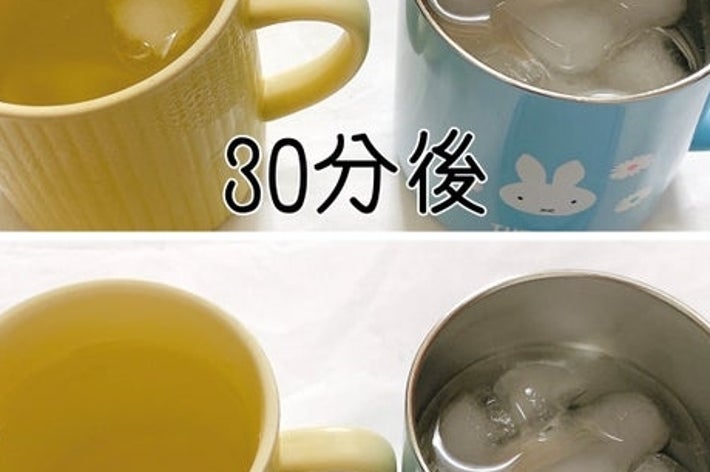 THERMOS（サーモス）の「真空断熱マグカップ 350ml ミッフィー ライトブルー」。普通のマグカップと比較して、氷の溶け具合が一目瞭然。