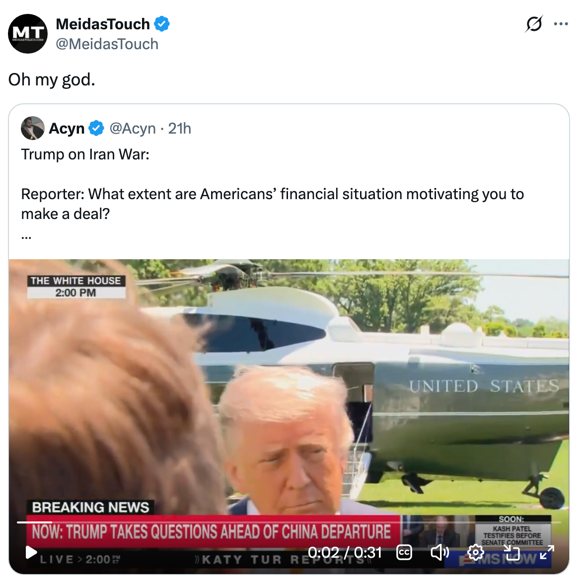 Bildet viser en eldre mann som snakker foran et helikopter med "United States" synlig. Tekstoverlegg diskuterer Trumps kommentarer om Iran og den amerikanske økonomien
