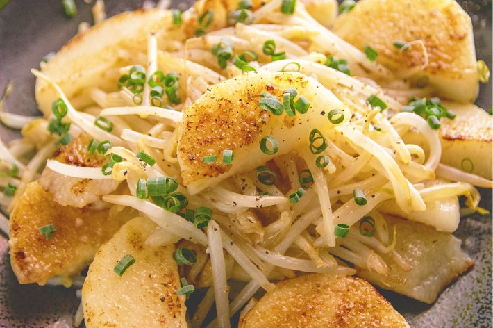 もやしと、こんがり焼き色のついた長芋の炒め物。彩りに小ねぎが散らされている。