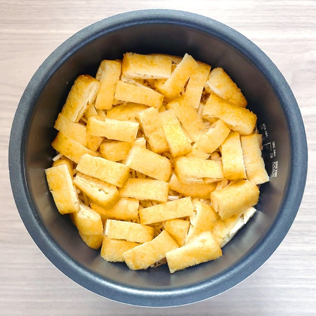 炊飯器の中に入れられたたくさんの厚揚げ。