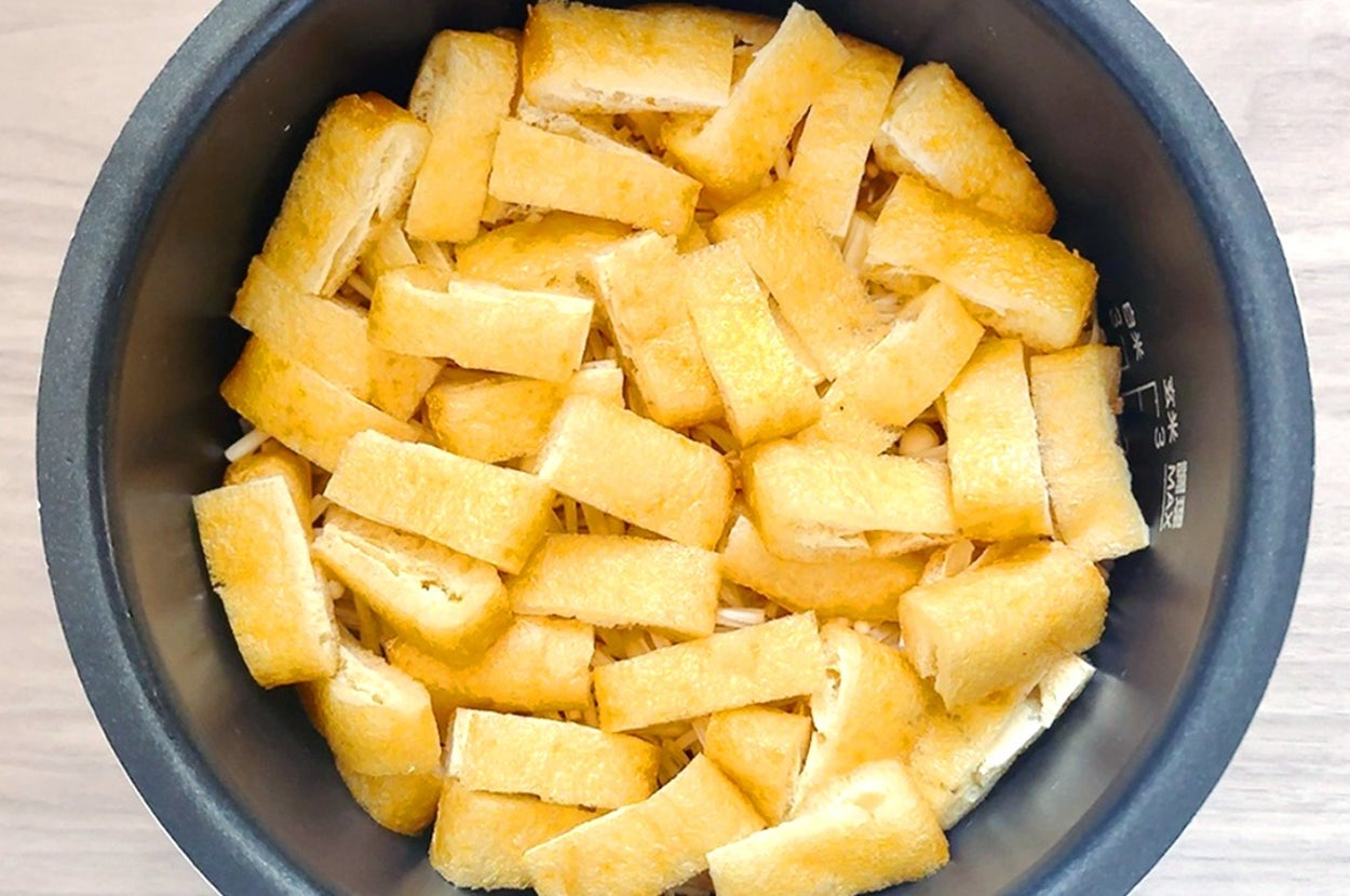 炊飯器の中に入れられたたくさんの厚揚げ。