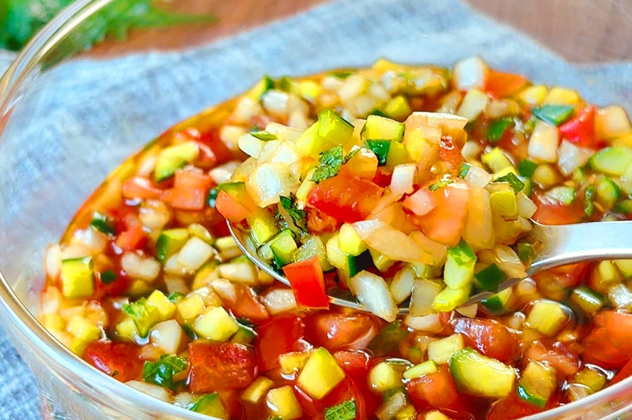 ボウルに入った刻み野菜のサラダ。スプーンで掬っている様子。