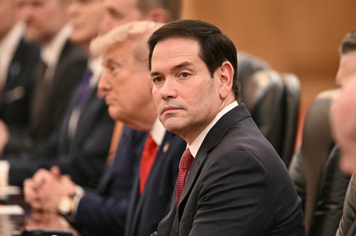 マルコ・ルビオ国務長官（手前）がドナルド・トランプ米大統領（奥）と中国の習近平国家主席の会談に同席（＝2026年5月14日撮影）/ Brendan SMIALOWSKI / AFP＝時事