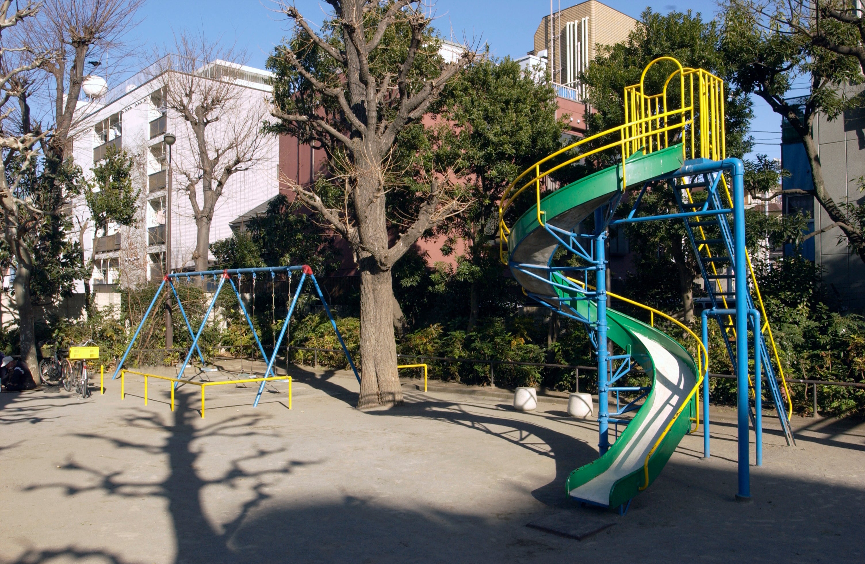 住宅地にある公園（時事通信フォト）