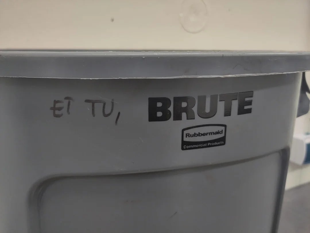 The image shows a trash bin labeled "BRUTE" with handwritten text "Et tu" above it