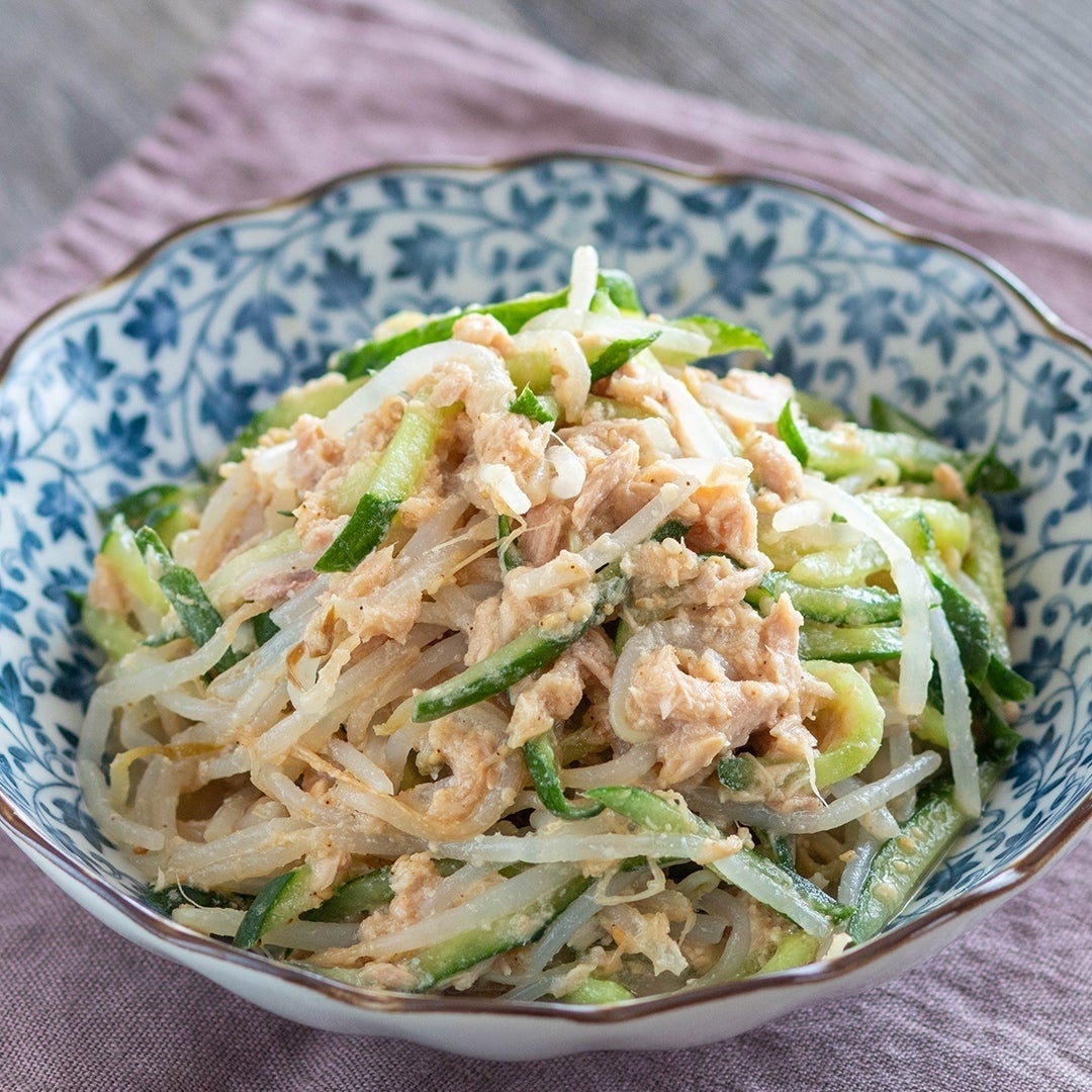 皿に盛られたゴマツナサラダ。野菜とツナが和えられている。