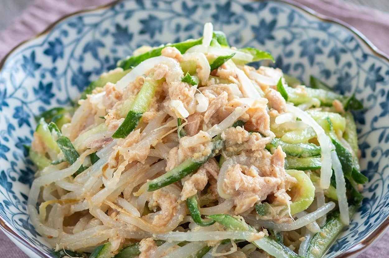 皿に盛られたゴマツナサラダ。野菜とツナが和えられている。
