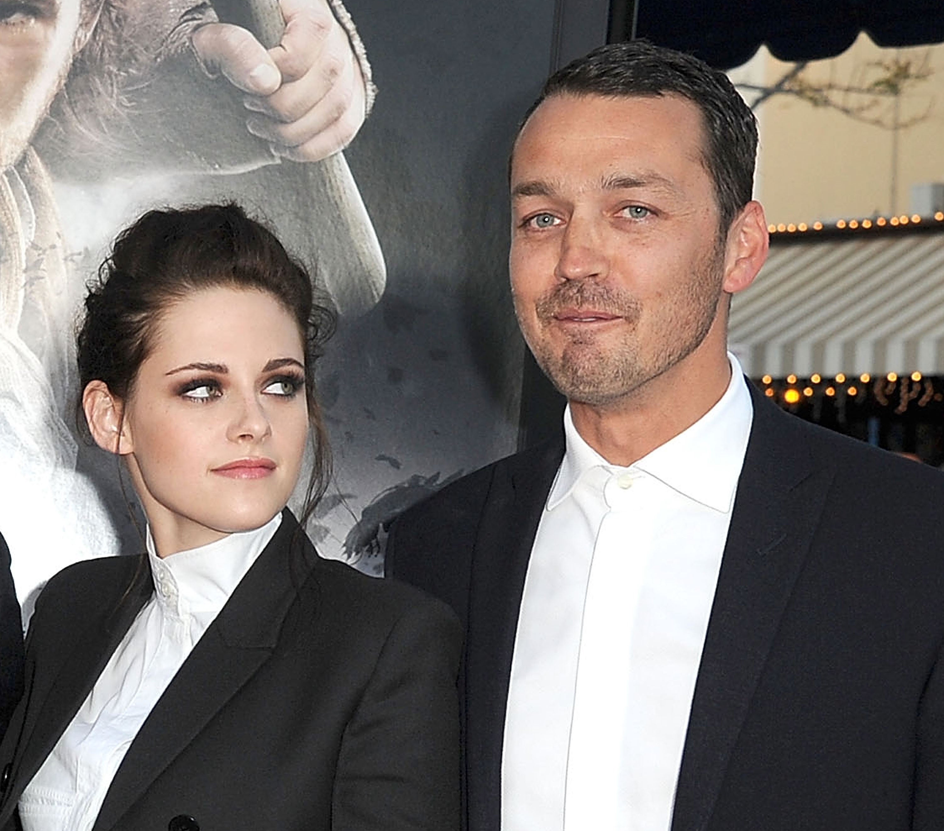 Kristen Stewart looks astatine  Rupert Sanders arsenic  they airs  unneurotic  connected  the reddish  carpet