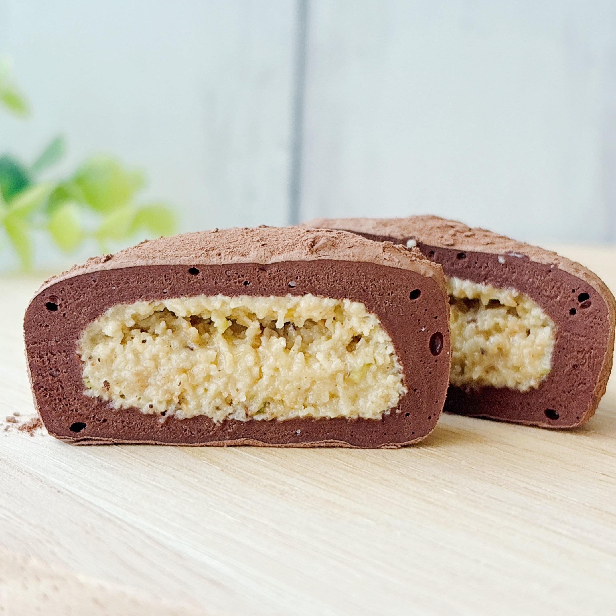 KALDI（カルディ）の「ココ ドバイチョンドゥククッキー チョコ 40g」カットした断面のクローズアップ。