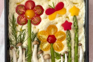 フォカッチャ生地にカラフルな野菜で飾られた花のデザイン。