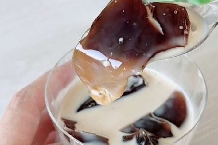 「すごいゼロ珈琲寒天ゼリー6食」を実際に食べている様子。スプーンですくうと、ぷるぷるだ。