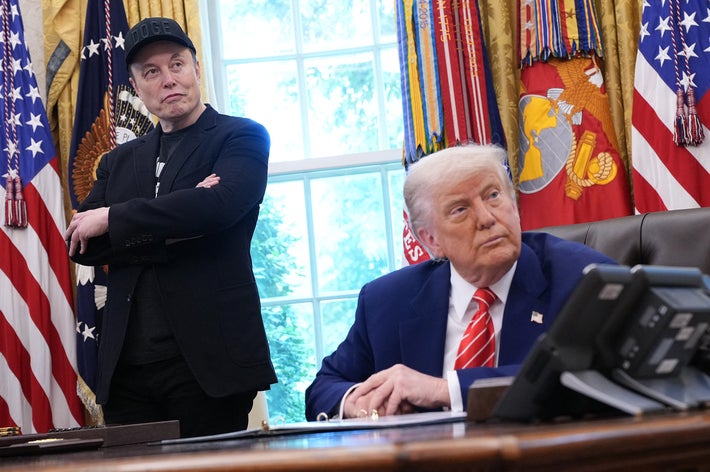 米政府効率化省（DOGE）を率いていたイーロン・マスク氏とドナルド・トランプ大統領（＝2025年5月30日撮影）/ Kevin Dietsch / AFP＝時事