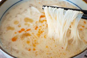 箸で持ち上げられたごまみそ豆乳そうめん。