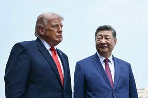 北京で言葉を交わすトランプ米大統領(左)と中国の習近平国家主席(中国・北京)/ Brendan SMIALOWSKI / AFP=時事