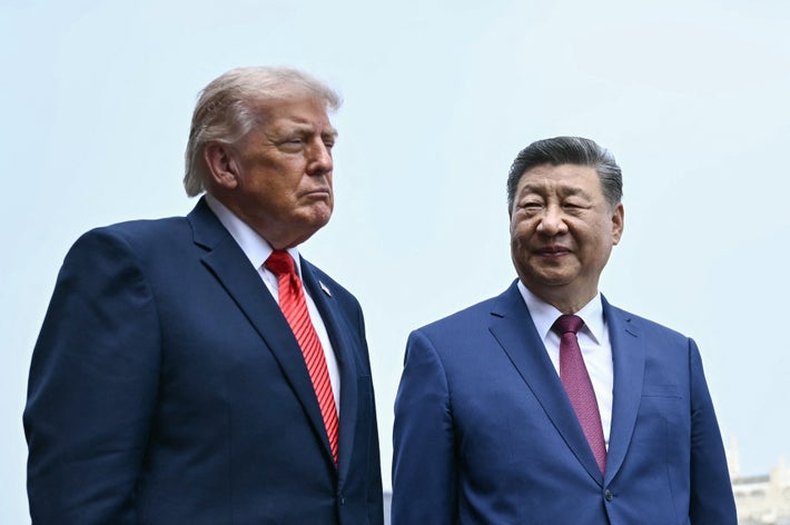 北京で言葉を交わすトランプ米大統領（左）と中国の習近平国家主席（中国・北京）/ Brendan SMIALOWSKI / AFP＝時事